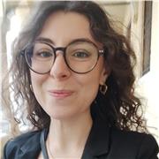 Laureata in Lettere impartisce lezioni di Italiano e Letteratura italiana a studenti e studentesse di elementari, medie e superior